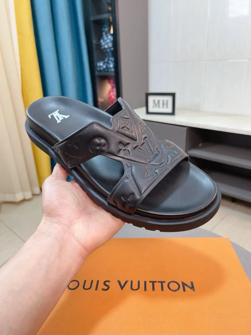 Men's shoes 💰360🌹🌹 (lv-Louis Vuitton) new men's sandals, high-end boutique, exquisite embossed logo decoration on the upper, fine workmanship, super soft soles, casual, loose and comfortable, a must-have in summer! \nsize：38-44